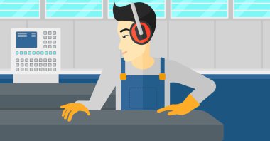 Çelik haddeleme üzerinde çalışan erkeğin değirmen.