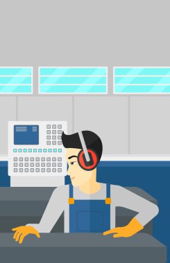 Çelik haddeleme üzerinde çalışan erkeğin değirmen.