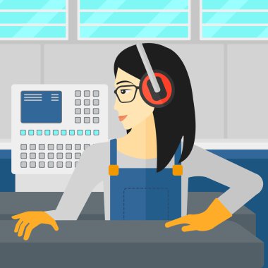 Çelik haddeleme üzerinde çalışan kadın değirmen.