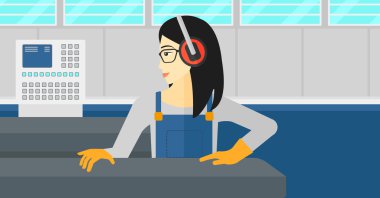 Çelik haddeleme üzerinde çalışan kadın değirmen.