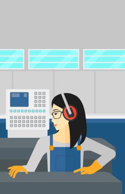 Çelik haddeleme üzerinde çalışan kadın değirmen.