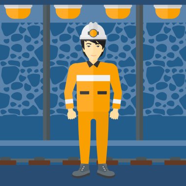 Kask içinde kendine güvenen madenci.