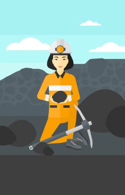 Madenci holding kömür elinde.