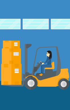 Forklift kamyon ile yük taşıma alt depo.