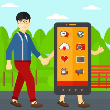 Smartphone ile yürüyen adam.