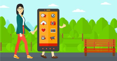 Smartphone ile yürüyen kadın.