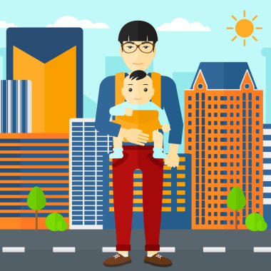 Adam tutarak bebek askı içinde.