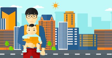 Adam tutarak bebek askı içinde.