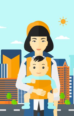 Kadın holding bebek askı içinde.