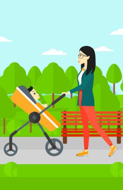 kadın iterek çocuk arabası.