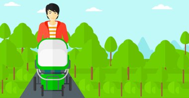 Adam iterek çocuk arabası.