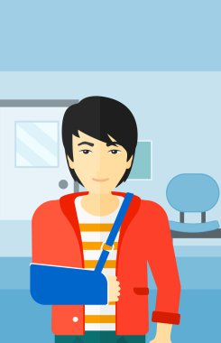 Kırık kolu ile adam.