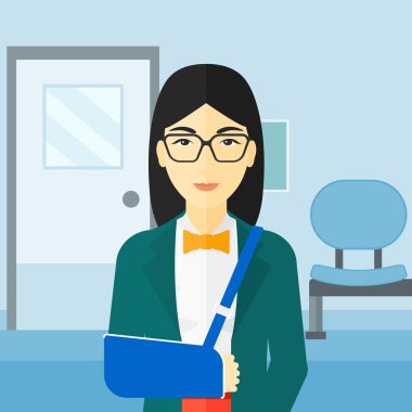 Kolu kırık olan kadın.