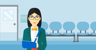 Kolu kırık olan kadın.