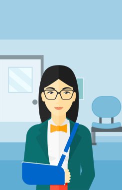 Kolu kırık olan kadın.