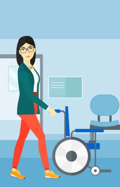 Kadın iterek tekerlekli sandalye.