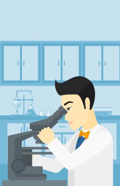 Laboratuar asistanı ile mikroskop.