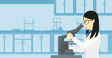 Laboratuar asistanı ile mikroskop.