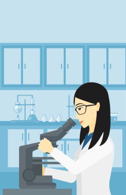 Laboratuar asistanı ile mikroskop.