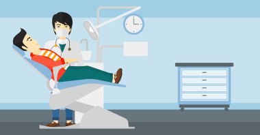 Diş hekimi ve diş hekimi sandalye erkekte.