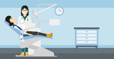 Diş hekimi ve diş hekimi sandalye kadında.