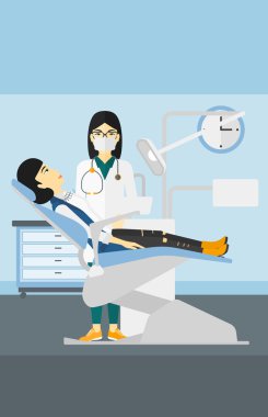 Diş hekimi ve diş hekimi sandalye kadında.