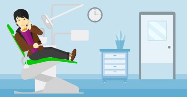 Adam diş sandalyede acı.