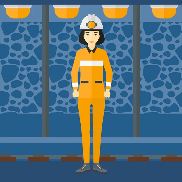 Kask içinde kendine güvenen madenci.