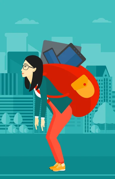 Femme avec sac à dos plein d'appareils . — Image vectorielle