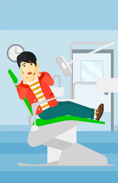 Paciente asustado en silla dental . — Vector de stock