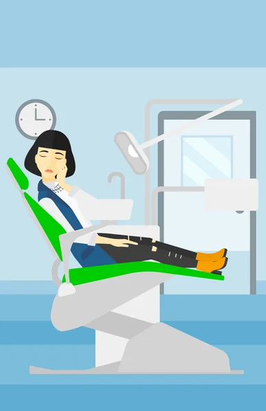 Mujer sufriendo en silla dental . — Vector de stock