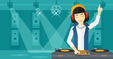 DJ konsolu ile gülümseyen.