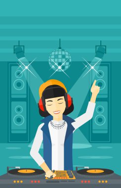 DJ konsolu ile gülümseyen.
