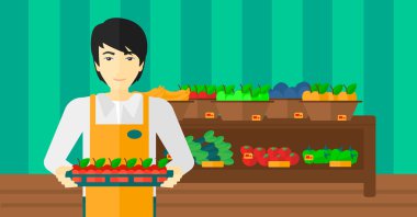 Süpermarket işçi ile kutu elma dolu.