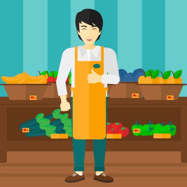 Süpermarket işçi ile kutu elma dolu.