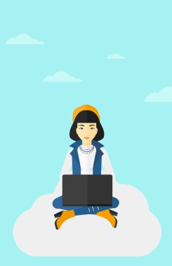 Dizüstü bilgisayarda çalışan kadın.