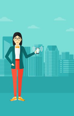 Zil telefon tutan kadın.