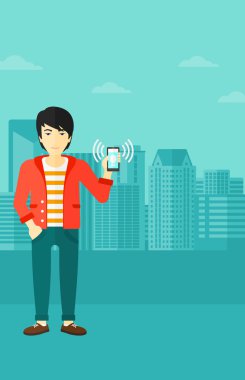 Zil telefon tutan adam.