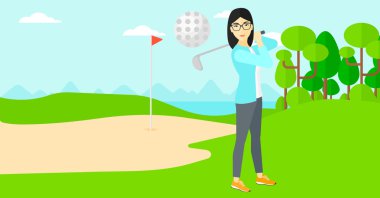 golf oyuncusu topa vuruyor.