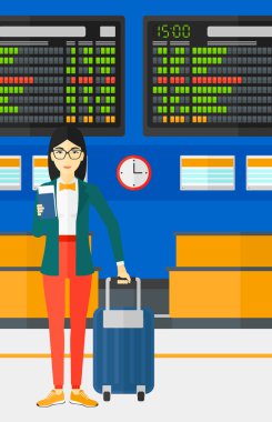 Bavulla ayakta ve bileti kadın.