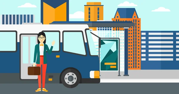 Mujer de pie cerca de autobús . — Vector de stock