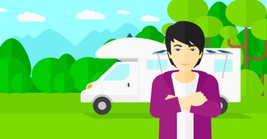 Motorlu ev önünde duran adam.