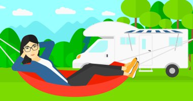 Hamakta yatan kadın.