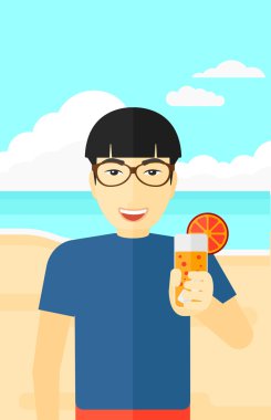 Sahilde kokteyl ile turizm.