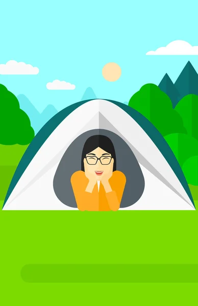 Женщина лежит в палатке . — стоковый вектор
