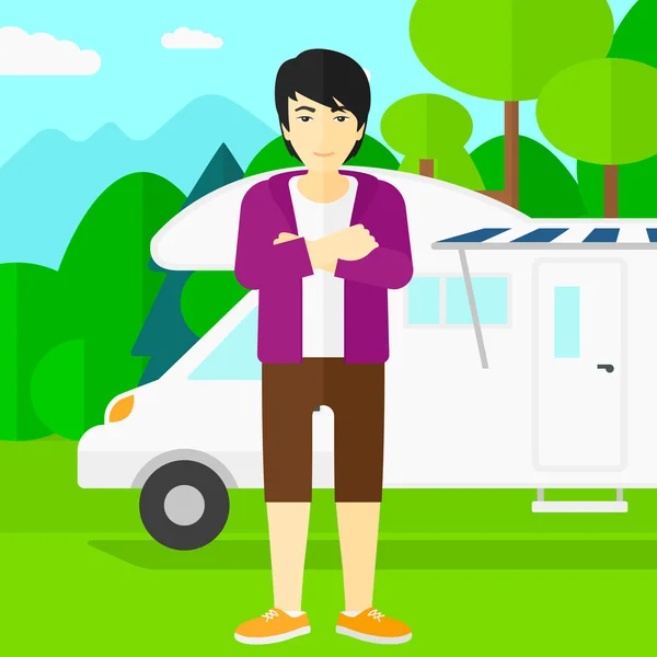 Hombre de pie frente a la autocaravana . — Vector de stock