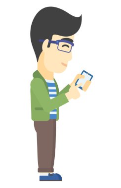 Cep telefonu kullanan adam