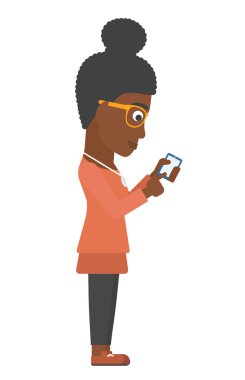 İş kadını cep telefonu kullanıyor