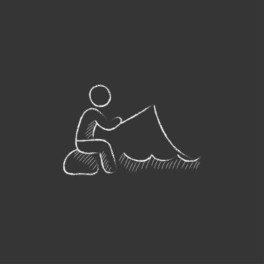 Balıkçı çubuk ile oturuyor. Tebeşir simgesinde çizilmiş.