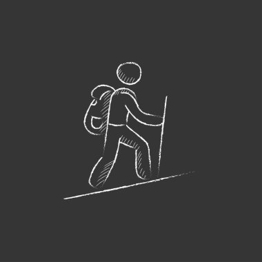 Turist backpacker. Tebeşir simgesinde çizilmiş.